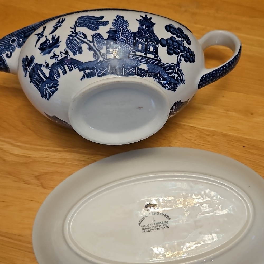 Johnson Brothers Blue and White Gravy Boat with Saucer - Picture 2 of 16